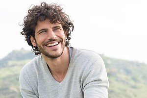 Junger lächelnder Mann
