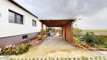 Blick auf Vorgarten mit Carport Ohne K�uferprovision!!! Freistehendes Einfamilienhaus zum Wohnen auf einer Ebene