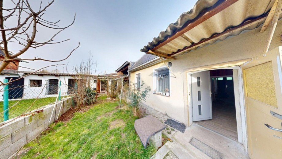 Gr�nstreifen hinter dem Haus Einfamilienhaus Dessau-Ro�lau