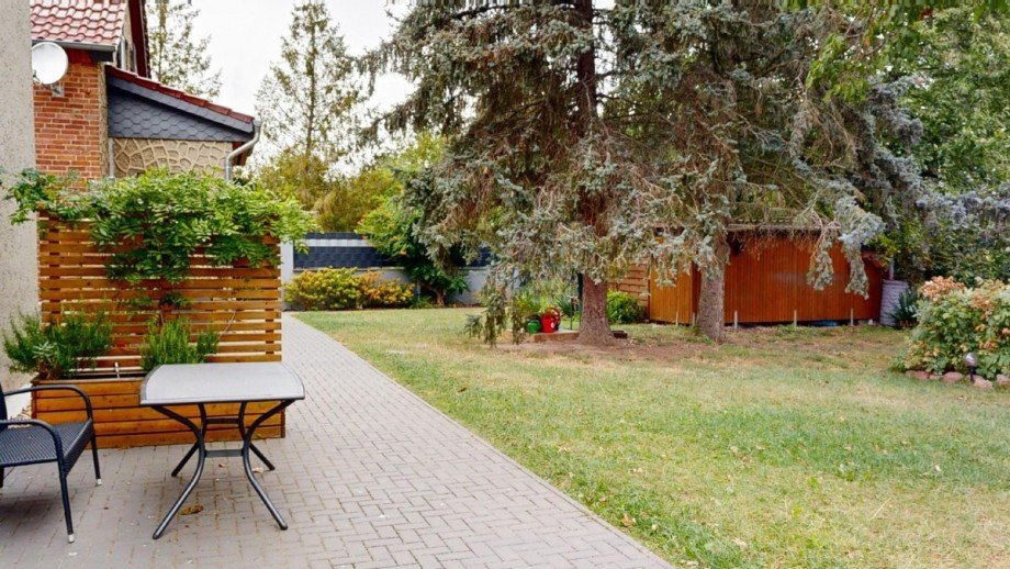Blick in Garten Zweifamilienhaus S�dliches Anhalt