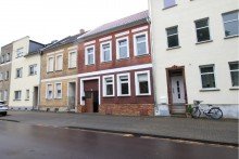 Wohnhaus Aken Vorderansicht Reihenhaus in Aken mit Renovierungsbedarf