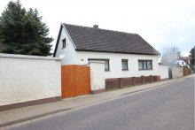 Ansicht von Stra�e aus Ohne K�uferprovision! Freistehendes EFH mit gro�em Hof & einzigartigem Garagenensemble in K�then