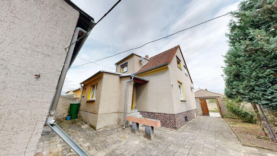 Innenhof und Hauseingang Doppelhaush�lfte K�then OT Merzien