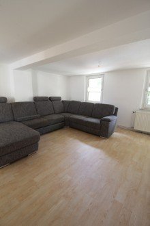Wohnzimmer mit Wohnlandschaft Kleine, niedliche Wohnung mit gro�em Garten auf dem Lande