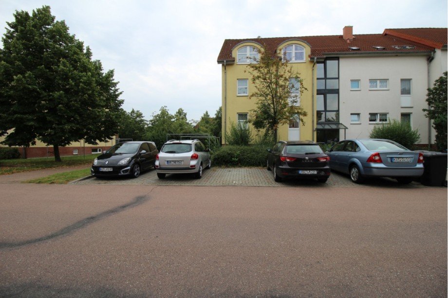 Stellplatz direkt vorm Haus Souterrainwohnung K�then/ Anhalt