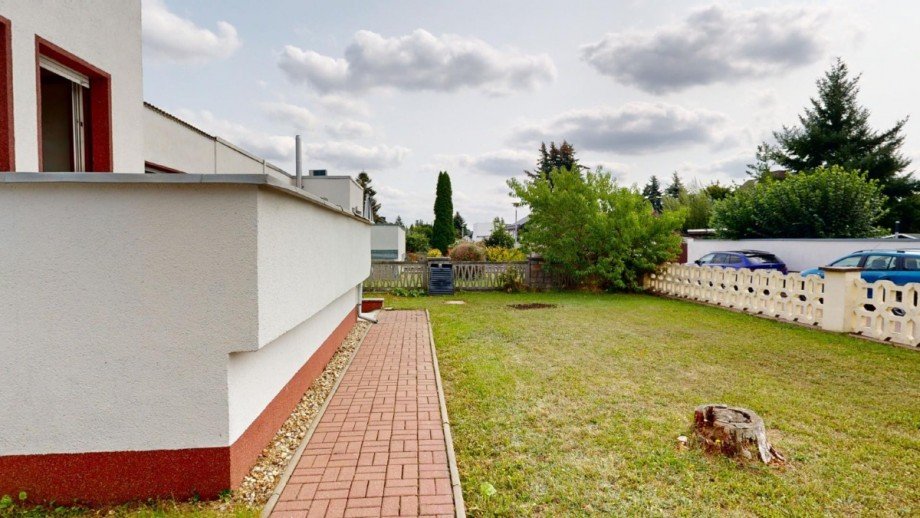 Blick auf Vorgarten Doppelhaush�lfte Gr�bzig