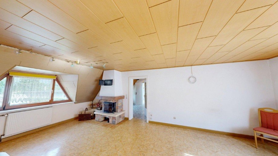 Wohnraum mit Kamin im DG Zweifamilienhaus S�dliches Anhalt
