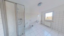 Badezimmer Helle 2-Raum DG-Wohnung sucht neuen Mieter