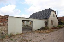 Seitenansicht mit Zufahrt Ohne K�uferprovision!!! Gro�z�giges Einfamilienhaus in N�he von K�then f�r den Handwerker
