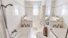 Badezimmer OG Ohne K�uferprovision!!! Familien(t)r�ume unter einem Dach ? mit Garten zum Verlieben