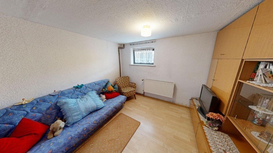 Wohnraum im Untergeschoss Doppelhaush�lfte Gr�bzig