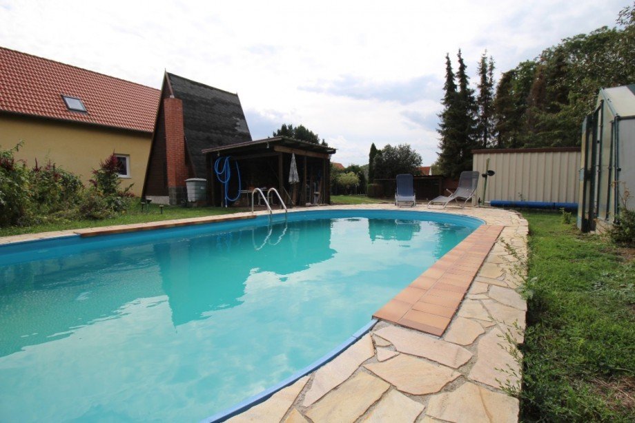 Blick �ber den Pool Einfamilienhaus K�nnern