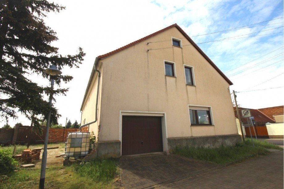 Giebelansicht links mit Garageneinfahrt Zweifamilienhaus Dornbock