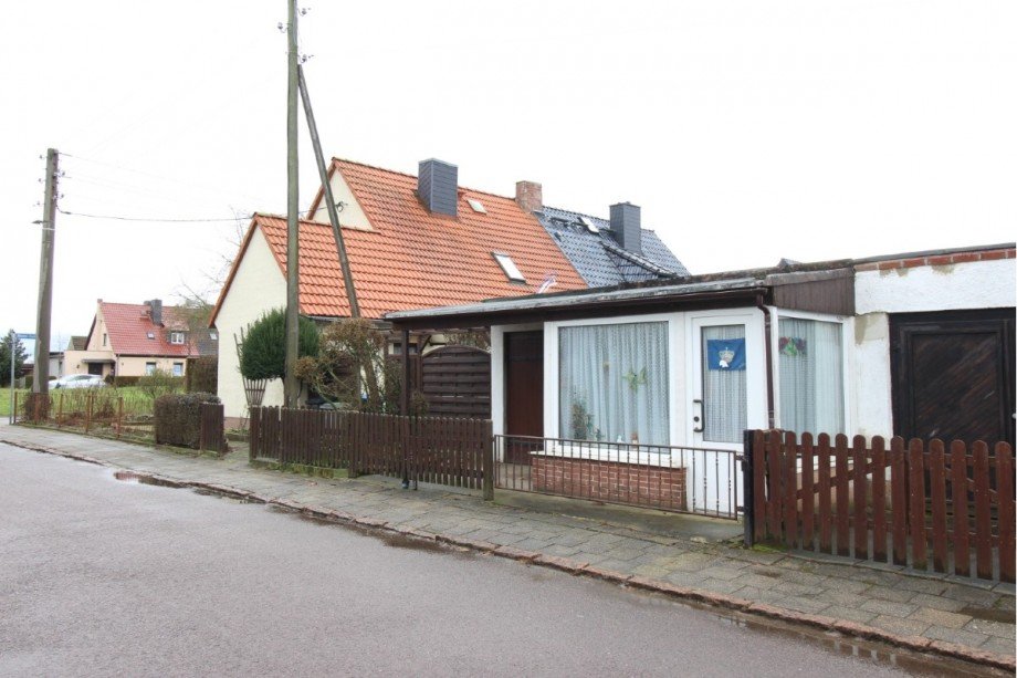 Blick auf die Garagen Doppelhaush�lfte K�then