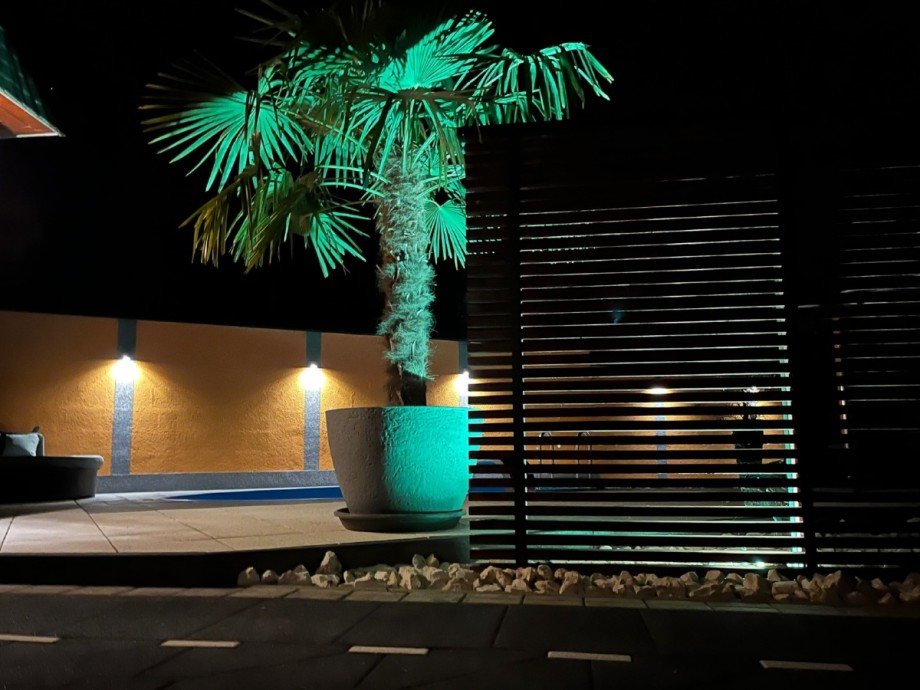 Poolbereich bei Nacht Einfamilienhaus Prosigk