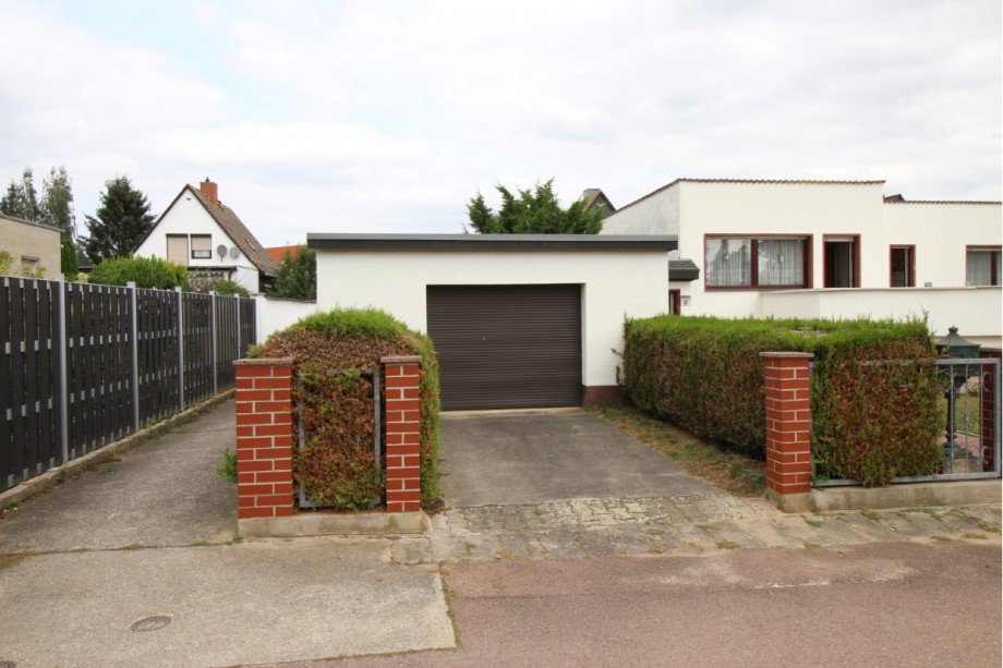 Garage Doppelhaush�lfte Gr�bzig