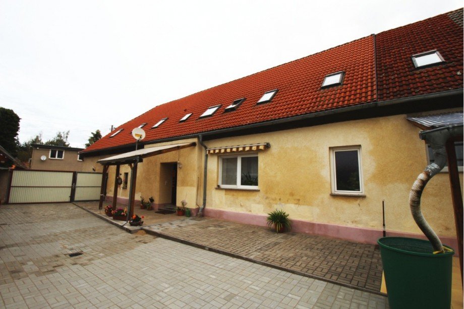 Ansicht Hauseingang Mehrfamilienhaus S�dliches Anhalt OT Reinsdorf