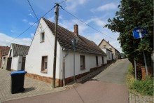 seitlicher Blick auf Wohnhaus Ihr neues Heim in ruhigem D�rfchen am Fu�e des Petersberges