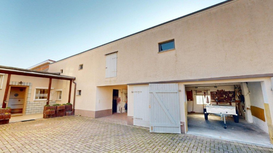 Blick auf Hinterhaus mit Garage Doppelhaush�lfte Scheuder