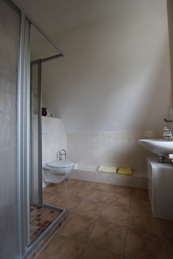 Badezimmer im DG des Altbaus Einfamilienhaus K�nnern
