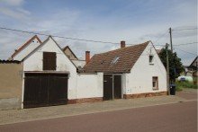 Vorderansicht Wohnhaus mit 1. Gargage Ihr neues Heim in ruhigem D�rfchen am Fu�e des Petersberges