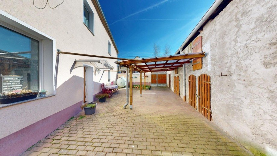 Blick in Innenhof Zweifamilienhaus Wettin-L�bej�n