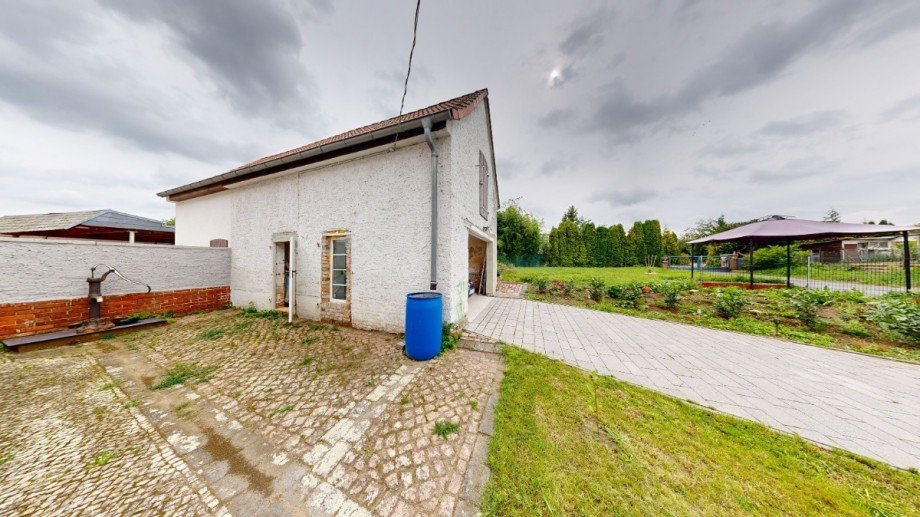 Hof mit Garage Doppelhaush�lfte Osternienburger Land