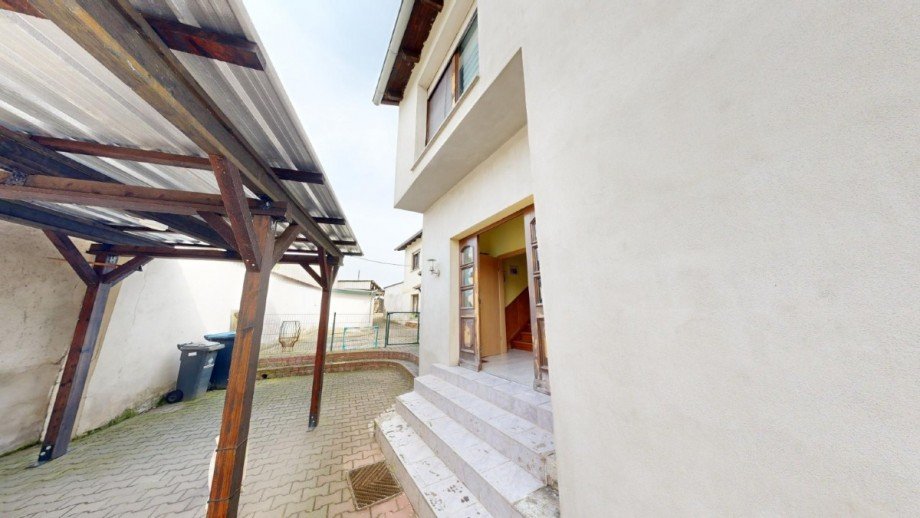 Carport und Hauseingang links Zweifamilienhaus Trebbichau