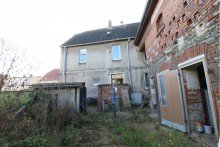 R�ckansicht Wohnhaus PROVISIONSFREI***Sanierungsbed�rftiges Mehrfamilienhaus mit Zufahrt und Nebengelass
