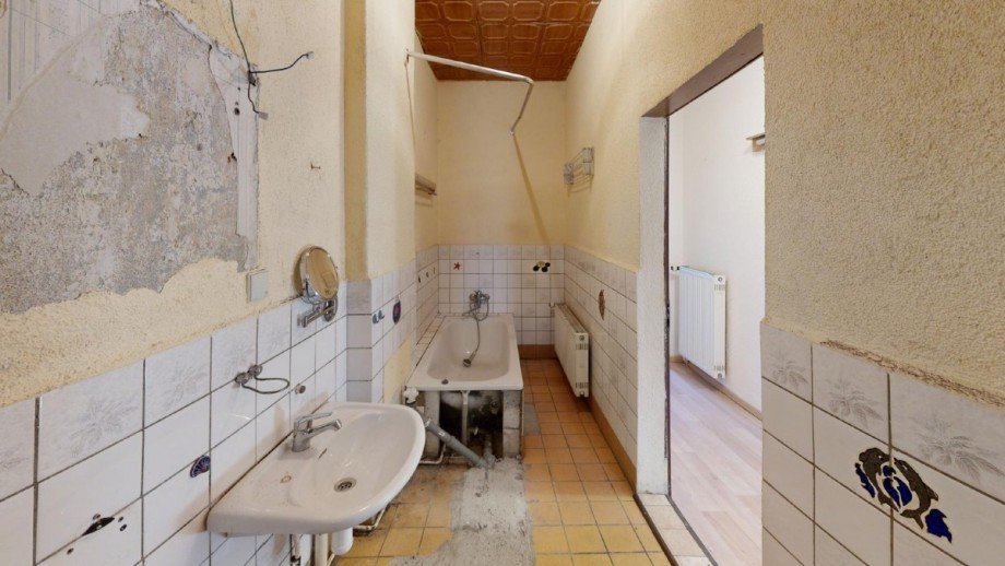 Badezimmer mit Modernisierungsbedarf Reihenmittelhaus Gro�badegast