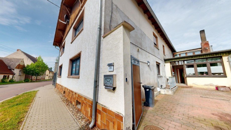 Einfahrt zur rechten Haush�lfte Zweifamilienhaus Trebbichau