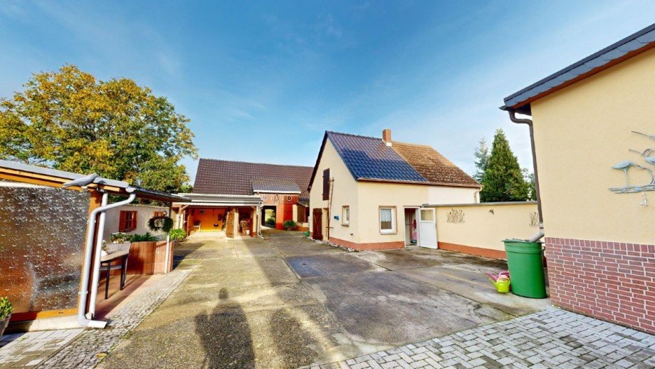 Blick in Innenhof Doppelhaush�lfte Scheuder