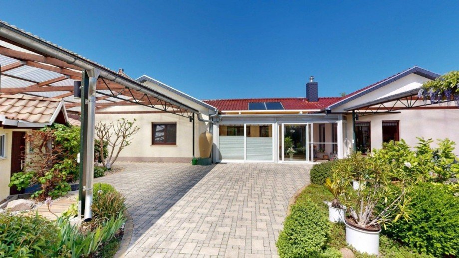 gepflasterter Au�enbereich Einfamilienhaus K�then - Porst