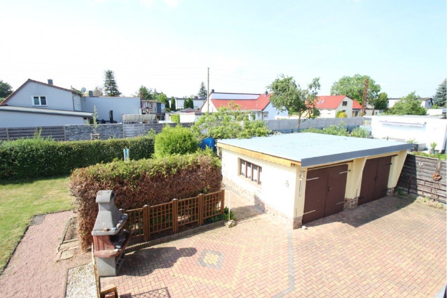 Blick auf Garagen Doppelhaush�lfte K�then