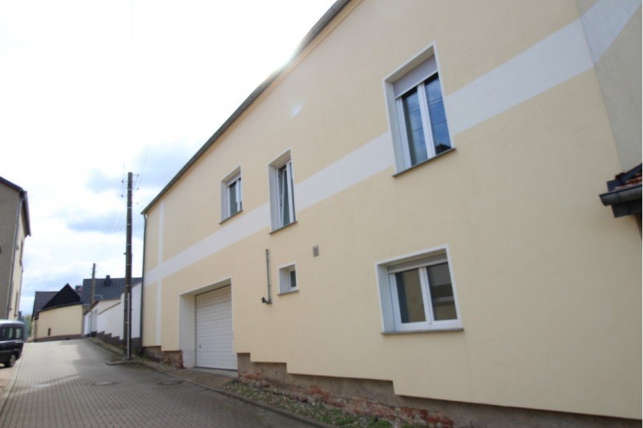 R�ckansicht mit Zufahrt Garage Einfamilienhaus Micheln