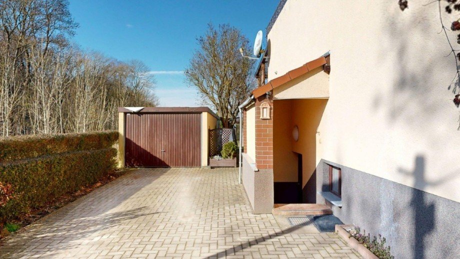 seitliche Zufahrt zur Garage Einfamilienhaus W�rbzig