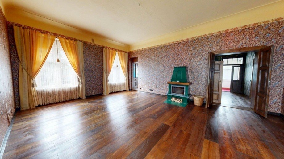 Wohnzimmer mit Kamin im EG Villa K�then
