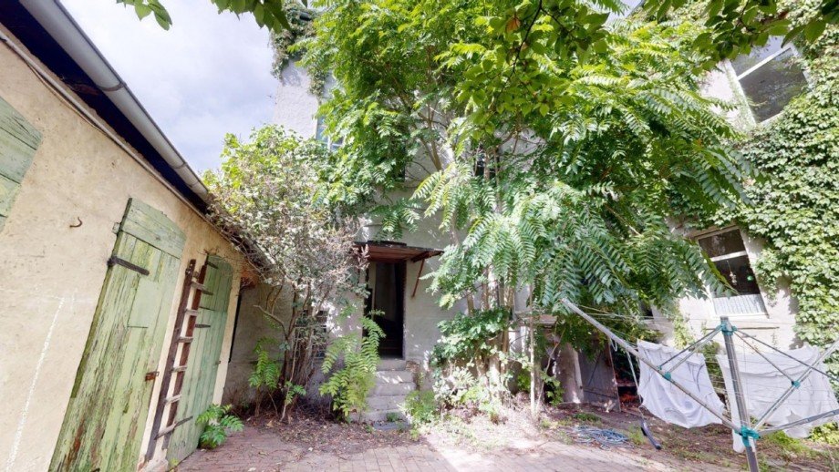 Seitenfl�gel und Schuppen Mehrfamilienhaus K�then