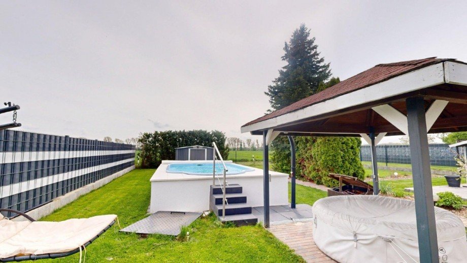 Blick auf Pool Einfamilienhaus K�then