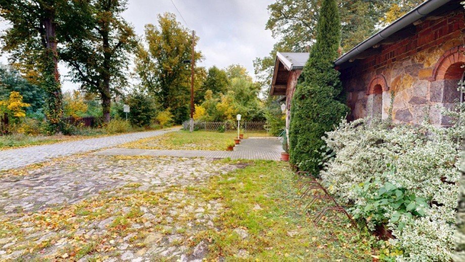 Stellpl�tze vor Haus Einfamilienhaus Raguhn-Je�nitz